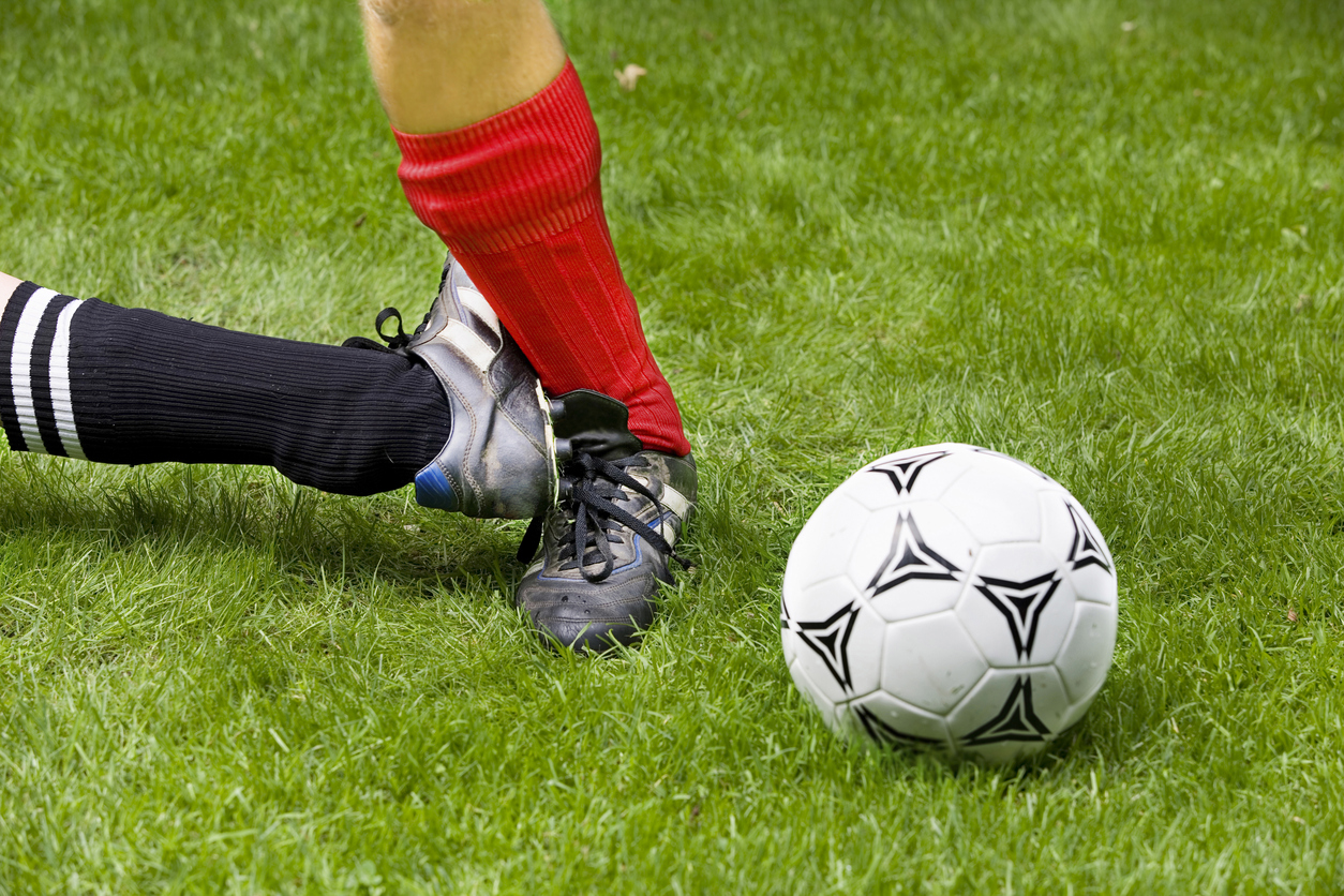 ¿Te esguinzaste jugando al fútbol? Guía práctica para una recuperación efectiva